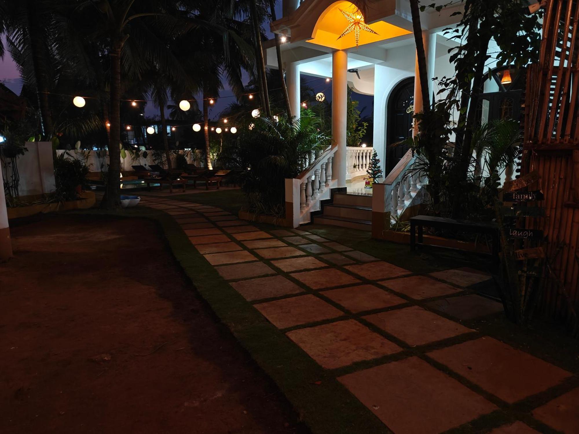 Homestay Sols Backyard *